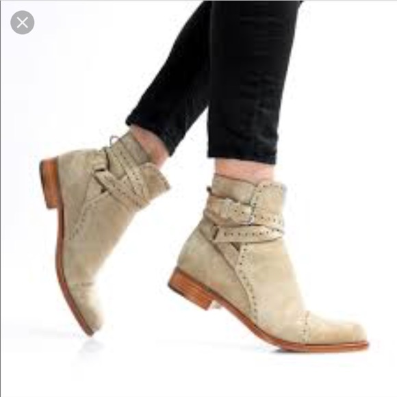 ⭐️SOLD⭐️Office of Angela Scott ‘Mr. Teddy’ Boot - Picture 4 of 8